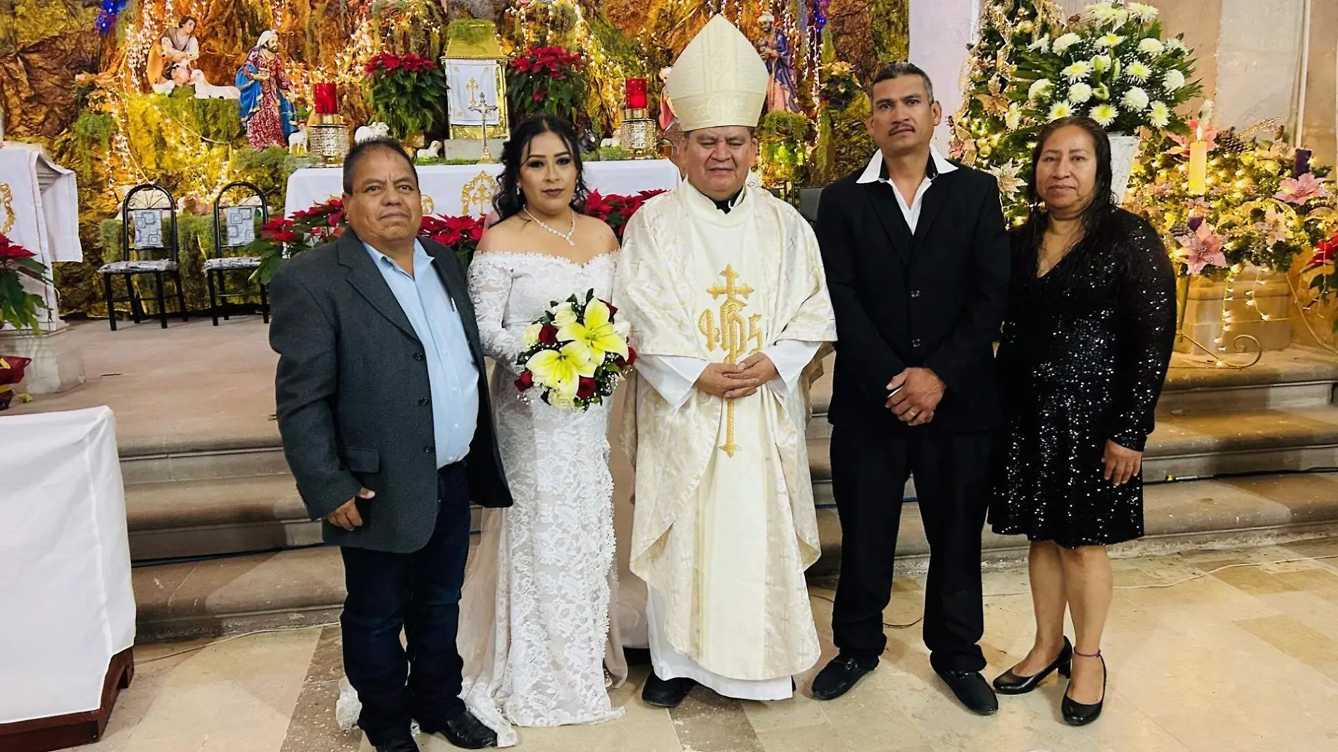 Monseñor Enrique Sánchez Martínez, Juanis Campos Rodríguez, Nicolás Rodríguez Guerra con los ahora esposos Mónica Rodríguez Campos y Jaime Mesta Esquivel